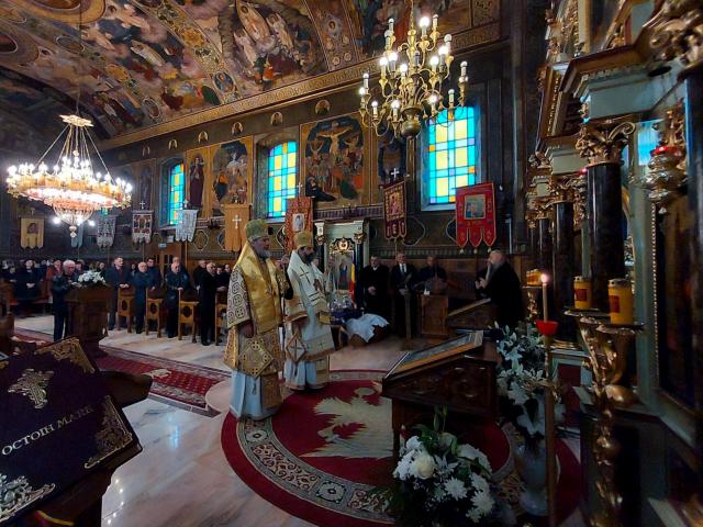Duminica Iertării, în Parohia Mândruloc. Liturghie Arhierească și Parastas pentru mama Pr. Stareț de la Mănăstirea „Sfinții Trei Ierarhi” din Iași