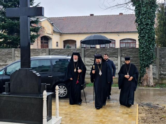 Duminica Iertării, în Parohia Mândruloc. Liturghie Arhierească și Parastas pentru mama Pr. Stareț de la Mănăstirea „Sfinții Trei Ierarhi” din Iași