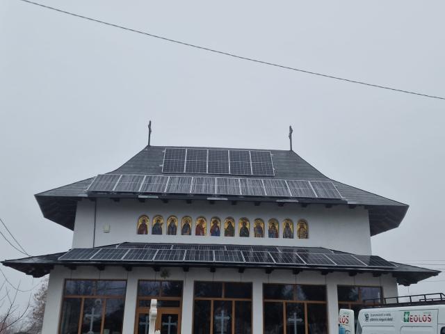 Energie verde într-o biserică din județul Botoșani: Ansamblul parohial din Bucecea produce electricitate pentru consumul propriu, dar și pentru rețeaua generală