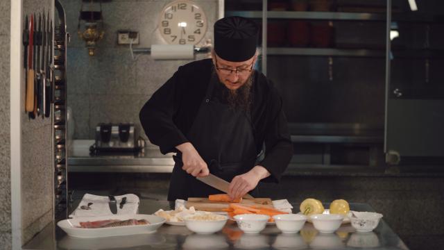 (Video) 17 ani, bucătar în restaurantele lumii – părintele Silvan prepară peștele pentru credincioșii care vin la Sihăstria