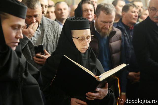 Sărbătoarea Bunei Vestiri, la poalele Muntelui Ceahlău: Slujbă arhierească la hramul Mănăstirii Durău