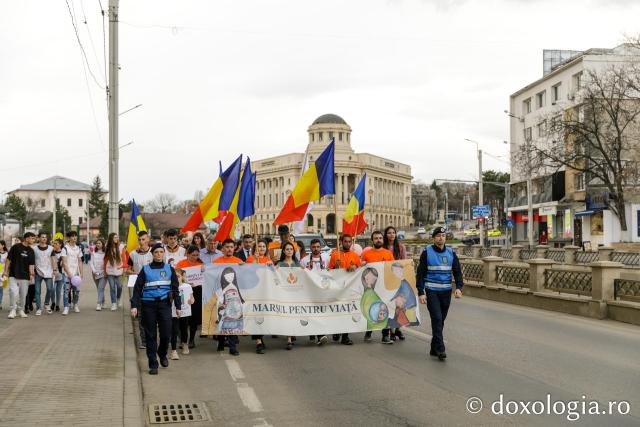 (Video) „Marșul pentru viață”, organizat în mai multe municipii din Arhiepiscopia Iașilor
