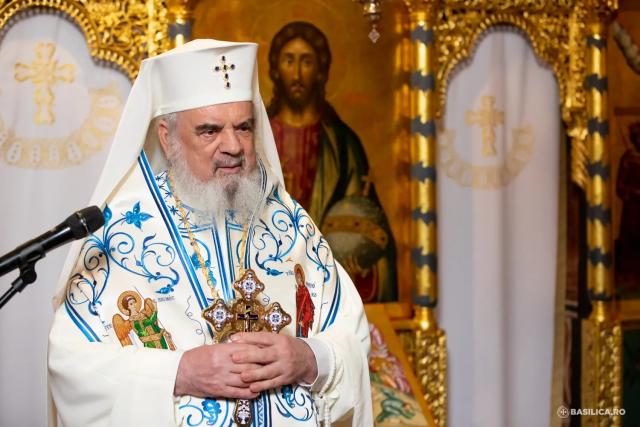 Părintele Patriarh Daniel: „Numai purtând crucea împreună cu Hristos se ajunge la speranță”