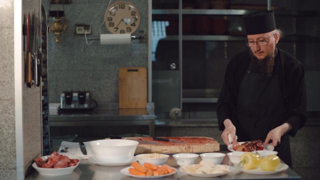 Din restaurante cu stele Michelin, în Munții Neamțului: povestea și tainele părintelui Silvan, bucătarul Mănăstirii Sihăstria