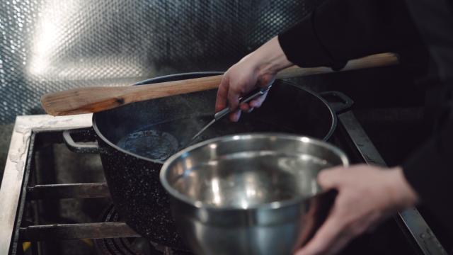 Din restaurante cu stele Michelin, în Munții Neamțului: povestea și tainele părintelui Silvan, bucătarul Mănăstirii Sihăstria