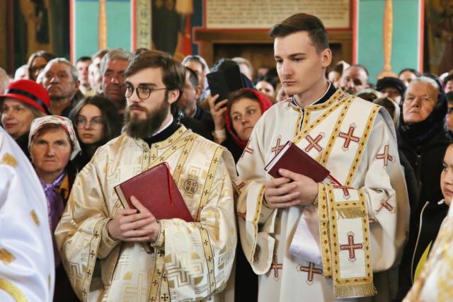Eveniment inedit la Parohia Valea Racului: a fost hirotonit noul paroh, iar fetița lui a fost botezată de PS Nichifor Botoșăneanul