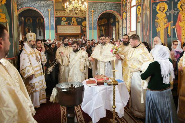 Eveniment inedit la Parohia Valea Racului: a fost hirotonit noul paroh, iar fetița lui a fost botezată de PS Nichifor Botoșăneanul