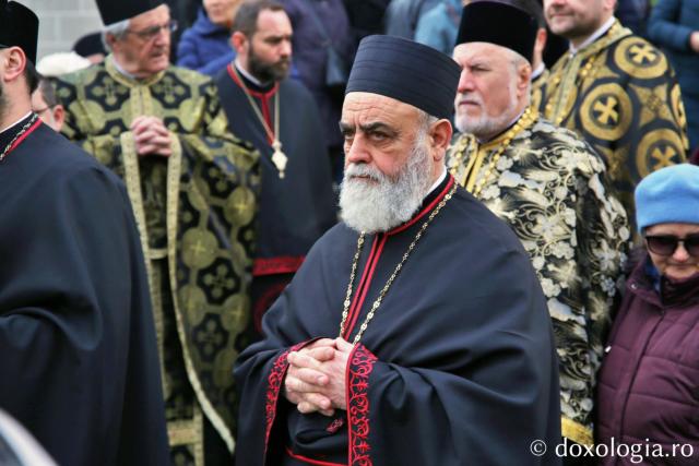 Slujbă arhierească la Biserica „Sfântul Nectarie” din Iași: Părintele Mitropolit Teofan a sfințit noua raclă a sfântului