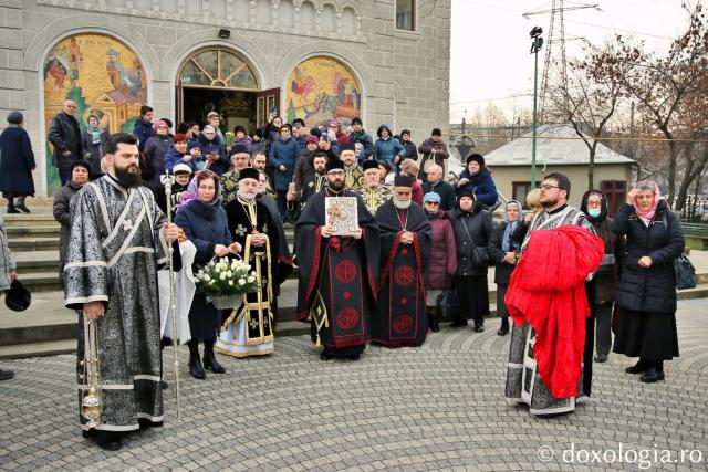 Slujbă arhierească la Biserica „Sfântul Nectarie” din Iași: Părintele Mitropolit Teofan a sfințit noua raclă a sfântului