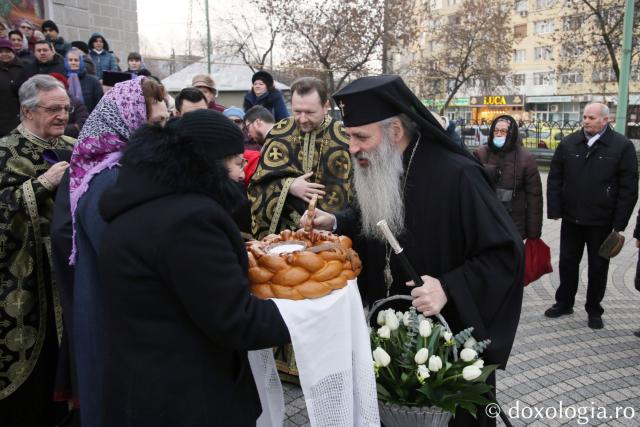 Slujbă arhierească la Biserica „Sfântul Nectarie” din Iași: Părintele Mitropolit Teofan a sfințit noua raclă a sfântului