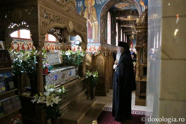 Slujbă arhierească la Biserica „Sfântul Nectarie” din Iași: Părintele Mitropolit Teofan a sfințit noua raclă a sfântului
