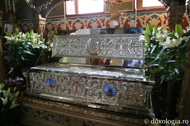 Slujbă arhierească la Biserica „Sfântul Nectarie” din Iași: Părintele Mitropolit Teofan a sfințit noua raclă a sfântului