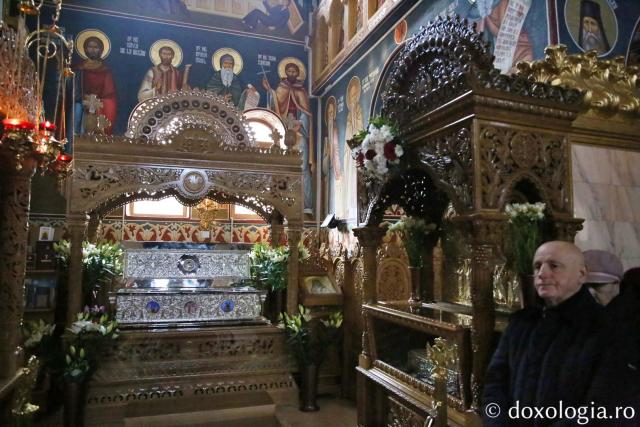 Slujbă arhierească la Biserica „Sfântul Nectarie” din Iași: Părintele Mitropolit Teofan a sfințit noua raclă a sfântului