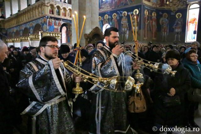 Slujbă arhierească la Biserica „Sfântul Nectarie” din Iași: Părintele Mitropolit Teofan a sfințit noua raclă a sfântului