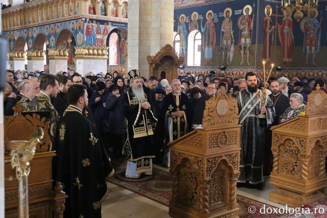 Slujbă arhierească la Biserica „Sfântul Nectarie” din Iași: Părintele Mitropolit Teofan a sfințit noua raclă a sfântului