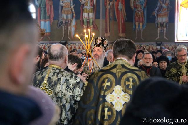 Slujbă arhierească la Biserica „Sfântul Nectarie” din Iași: Părintele Mitropolit Teofan a sfințit noua raclă a sfântului