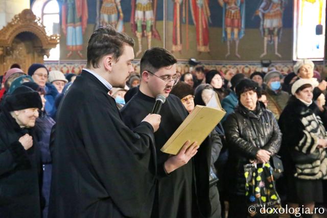 Slujbă arhierească la Biserica „Sfântul Nectarie” din Iași: Părintele Mitropolit Teofan a sfințit noua raclă a sfântului