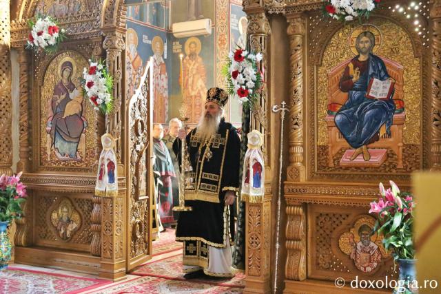 Slujbă arhierească la Biserica „Sfântul Nectarie” din Iași: Părintele Mitropolit Teofan a sfințit noua raclă a sfântului