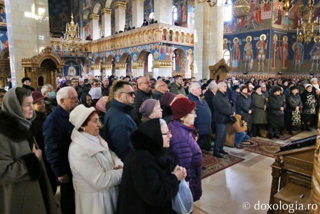 Slujbă arhierească la Biserica „Sfântul Nectarie” din Iași: Părintele Mitropolit Teofan a sfințit noua raclă a sfântului