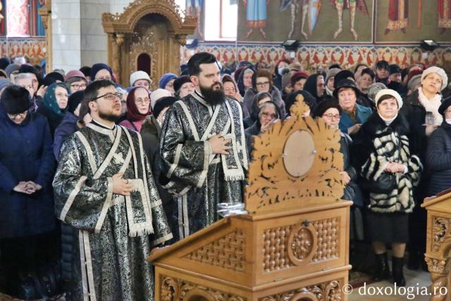 Slujbă arhierească la Biserica „Sfântul Nectarie” din Iași: Părintele Mitropolit Teofan a sfințit noua raclă a sfântului