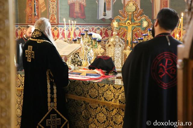 Slujbă arhierească la Biserica „Sfântul Nectarie” din Iași: Părintele Mitropolit Teofan a sfințit noua raclă a sfântului
