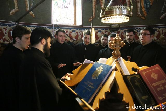 Slujbă arhierească la Biserica „Sfântul Nectarie” din Iași: Părintele Mitropolit Teofan a sfințit noua raclă a sfântului