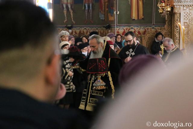 Slujbă arhierească la Biserica „Sfântul Nectarie” din Iași: Părintele Mitropolit Teofan a sfințit noua raclă a sfântului