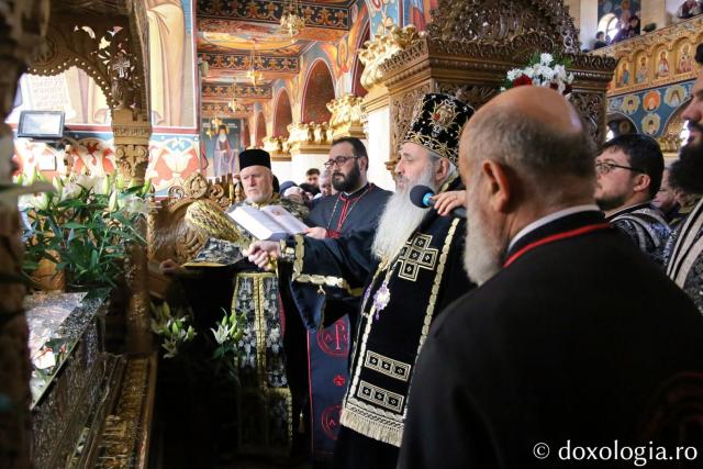Slujbă arhierească la Biserica „Sfântul Nectarie” din Iași: Părintele Mitropolit Teofan a sfințit noua raclă a sfântului