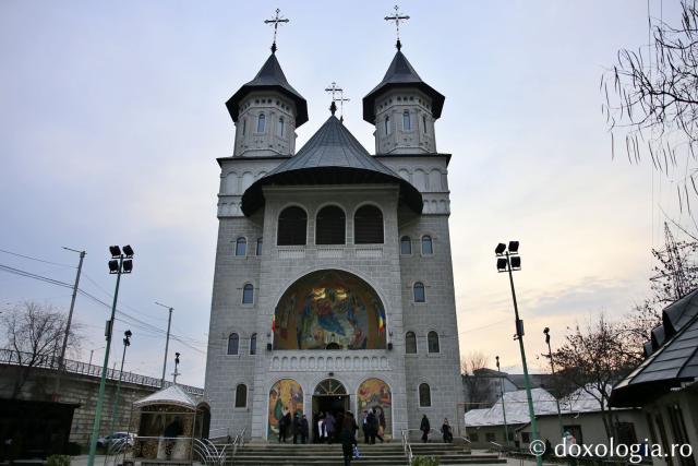 Slujbă arhierească la Biserica „Sfântul Nectarie” din Iași: Părintele Mitropolit Teofan a sfințit noua raclă a sfântului