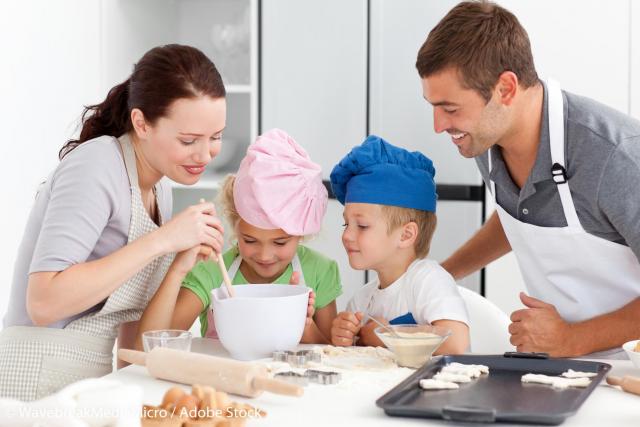 Când treburile casnice se fac în comun, este mult mai ușor să-i implicăm și pe copii