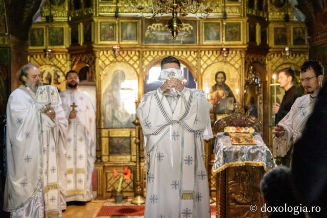 (Foto) „Să tacă tot trupul omenesc...” – Sfânta Liturghie din Sâmbăta Mare la Mănăstirea Bucium