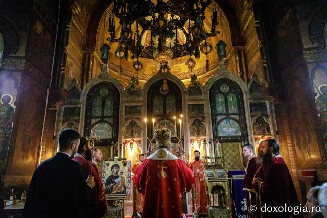 (Foto) Sfânta Liturghie din Joia Mare la Mănăstirea „Sfinții Trei Ierarhi”