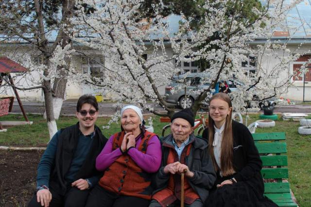 Voluntarii Colegiului „Sfântul Nicolae”, alături de 40 de bătrâni de la azilul din Trușești