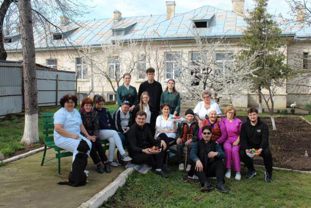 Voluntarii Colegiului „Sfântul Nicolae”, alături de 40 de bătrâni de la azilul din Trușești