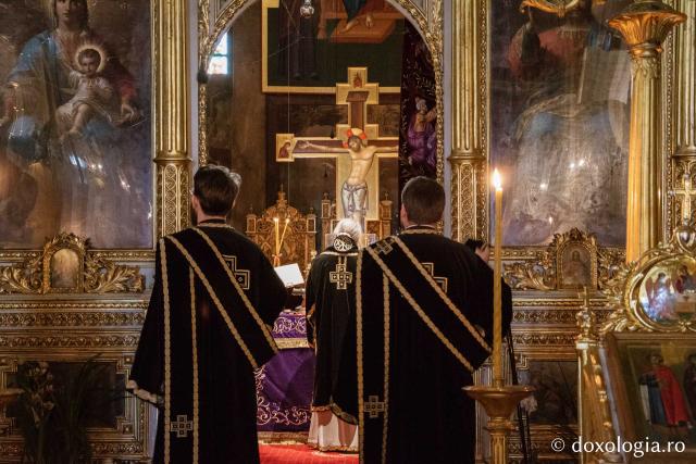 IPS Teofan a săvârșit Liturghia Darurilor mai înainte sfințite la Catedrala Mitropolitană