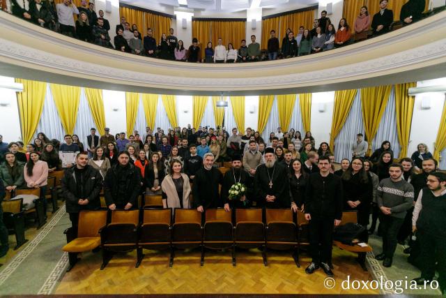 (Foto) PS Benedict Bistrițeanul le-a vorbit tinerilor ieșeni despre „Chemarea Bisericii și oferta lumii”