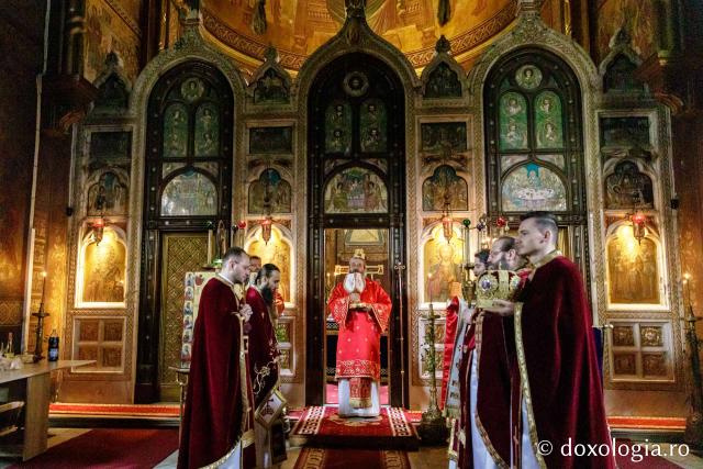 Joia Mare sau amintirea instituirii Tainei Sfintei Euharistii | Slujbă arhierească la Mănăstirea „Sfinții Trei Ierarhi”