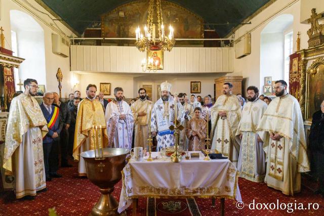 (Foto) Liturghie baptismală și sfințire de casă parohială la Parohia Drăgușeni