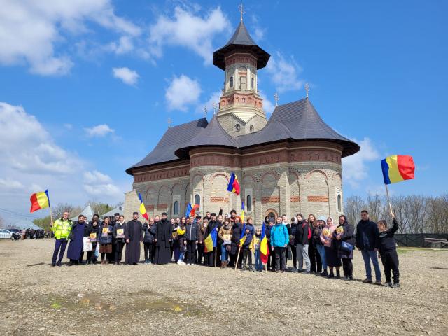 Credincioșii din Hârlău au mers în procesiune până la Mănăstirea Sângeap-Basaraba