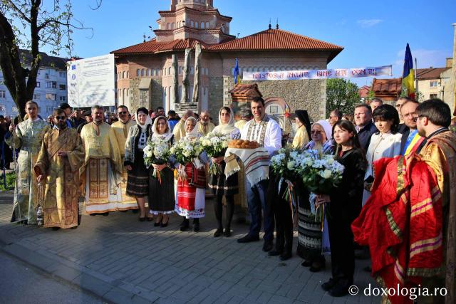 Ansamblul Parohiei „Sfântul Gheorghe” din Botoșani a primit astăzi veșmânt de lumină: „Cenușăreasa orașului Botoșani a devenit acum Mireasa lui Hristos”