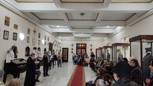 Expoziție de icoane și veșminte tradiționale la Cercul Militar din Iași