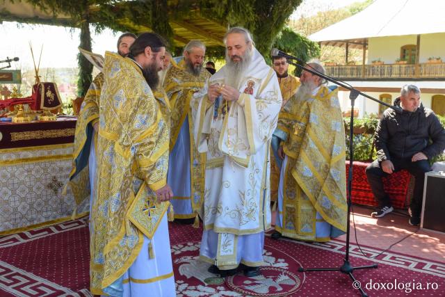 Biserica Mănăstirii Almaș, veche de peste două secole,  a fost resfințită