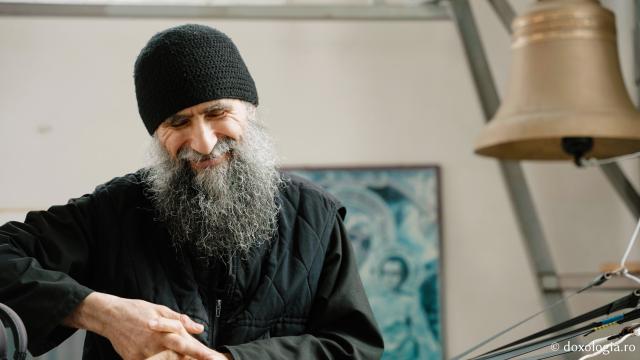 Lavrentie, monahul care cântă fără partituri la „pianul” din clopotnița Mănăstirii Sihla