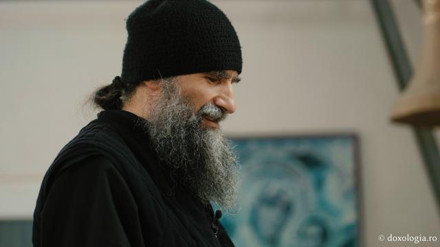 Lavrentie, monahul care cântă fără partituri la „pianul” din clopotnița Mănăstirii Sihla