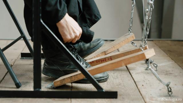 Lavrentie, monahul care cântă fără partituri la „pianul” din clopotnița Mănăstirii Sihla