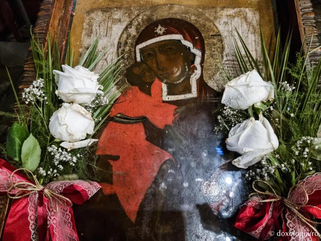 (Foto) Icoana făcătoare de minuni a Maicii Domnului, icoană pictată cu chipul și îmbrăcămintea neagră