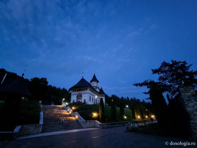 (Foto) Zile liniștite de mai la Mănăstirea Pângărați