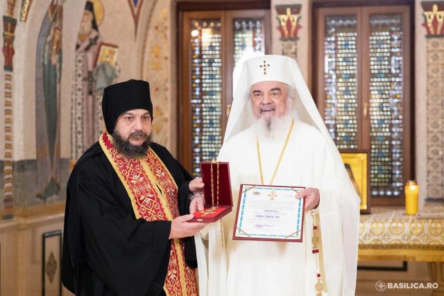 Părinți din Sfântul Munte Athos au oferit Patriarhiei Române un fragment din craniul Cuviosului Dionisie Ignat