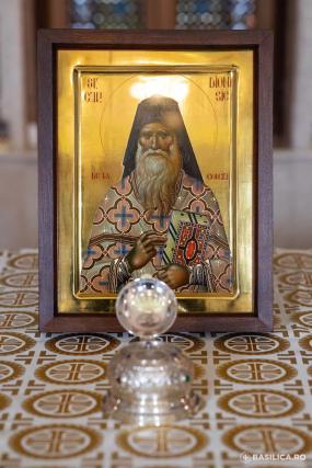 Părinți din Sfântul Munte Athos au oferit Patriarhiei Române un fragment din craniul Cuviosului Dionisie Ignat