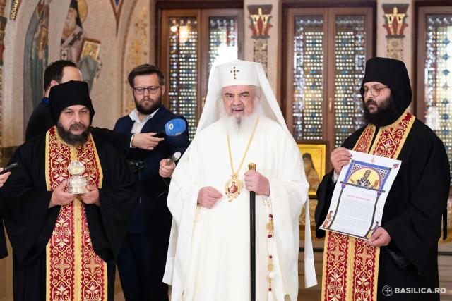 Părinți din Sfântul Munte Athos au oferit Patriarhiei Române un fragment din craniul Cuviosului Dionisie Ignat